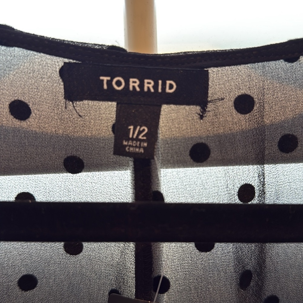 NWT Torrid Black Clip Dot Kimono with Flutter Sleeves - Size 1/2 - Picture 3 of 4